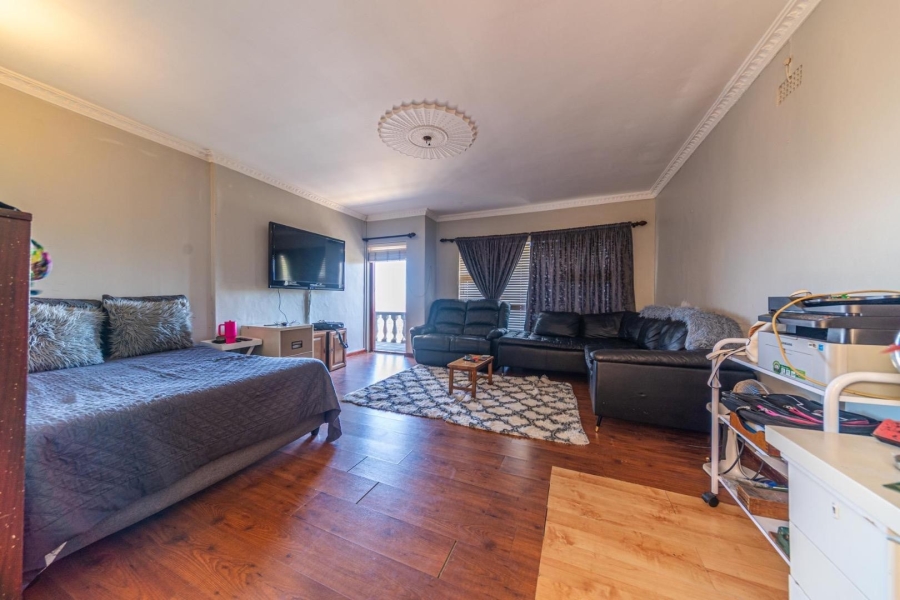 To Let 5 Bedroom Property for Rent in Loevenstein Western Cape
